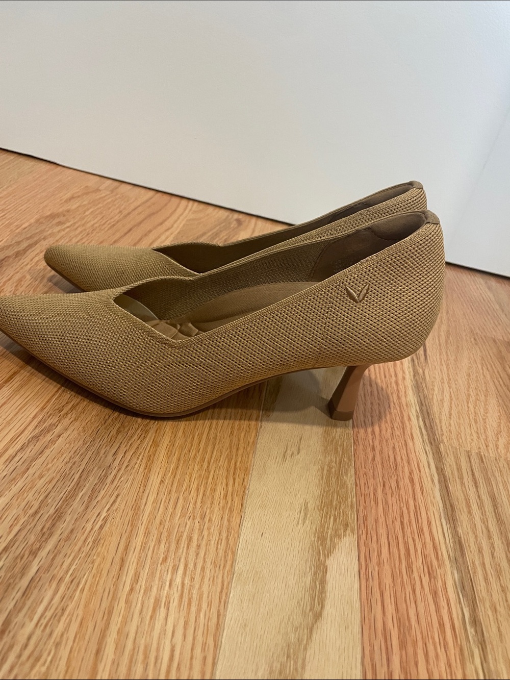 Vivaia Kitten Heel Pumps in Tan size 6.5 - Picture 5 of 9